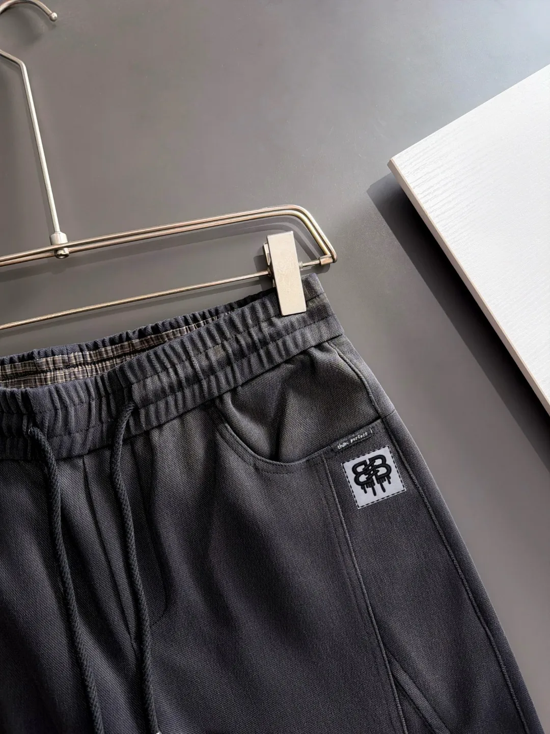 Shipped next day P195 Balenciaga 2026 Summer New Arrival elastic band casual pants, counter-customized fabrics, Breathable, high comfort, impeccable details, brand element design concept, reflecting high quality. It feels delicate and soft! It presents a casual cut and the upper body shape is great! Sizes:S-3XL